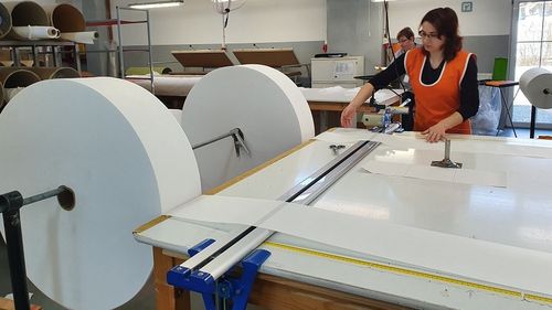 O firmă din Harghita care producea jucării s-a reprofilat şi confecţionează măşti medicinale şi echipament de protecţie