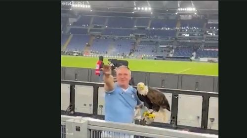 Comunitatea evreiască din Italia cere clubului Lazio Roma să oprească saluturile fasciste pe stadion ale suporterilor săi. Strănepotul lui Mussolini a fost inclus în lotul echipei