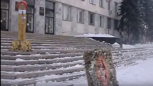 Imagini antologice cu polițiști în acțiune. Un cetățean moldovean care a protestat cu un penis de lemn de doi metri a câștigat la CEDO procesul după ce a fost condamnat la închisoare cu suspendare