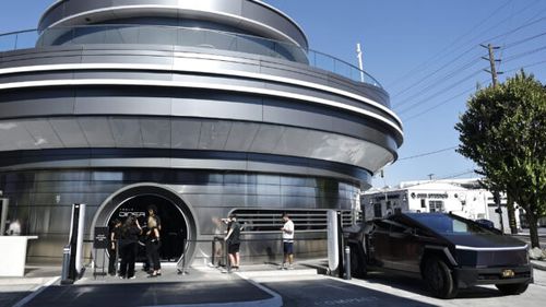Restaurantul Tesla al lui Elon Musk și-a redus deja meniul și a restricționat programul la mai puțin de trei săptămâni după marea deschidere