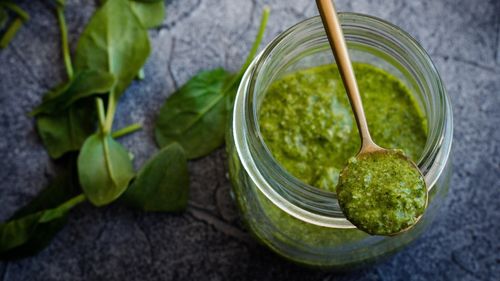 Îți place sosul de pesto? Iată 5 idei de mic dejun în care îl poți integra: de la tartine cu ou poșat la clătite sărate cu ricotta