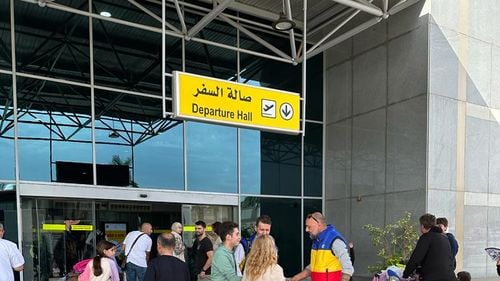 UPDATE Avionul care trebuia să-i aducă în țară pe cei 41 de români din Cairo s-a stricat/ O altă aeronavă a Ministerului Apărării a decolat spre Egipt pentru a transporta materialele necesare