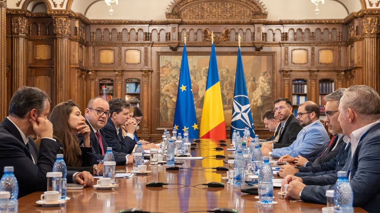 Președintele Nicușor Dan a participat la dezbaterea ”Identitate națională, identitate europeană și provocarea populismului” la Palatul Cotroceni alături de consilieri prezidențiali, profesori universitari, Teodor Baconschi, Adrian Papahagi, Sever Voinescu, Remus Ștefureac