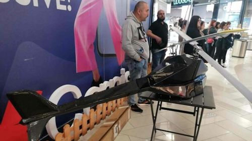 Prototipul unei drone de prim ajutor şi de transportare a pacientului, prezentat la Târgu Mureș / Aparatul poate să ridice 80 de kilograme / Drona e construită de o firmă din Lugoj