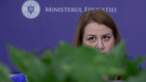 VIDEO Ligia Deca: Dacă nu ne întoarcem în clase săptămâna viitoare, luăm în calcul reprogramarea examenelor / Până în 9 iunie vom ști dacă rămânem în calendarul actual / Rugăm cadrele didactice să ne ajute să putem finaliza acest an școlar în bune condiții