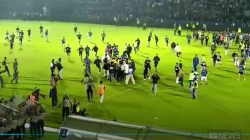 Cel puţin 127 de persoane au murit pe un stadion de fotbal din Indonezia / Fanii au invadat terenul, iar poliţia a răspuns cu gaze lacrimogen / Multe victime au fost călcat e în picioare / Poliţia a caracterizat tulburările drept "revolte"