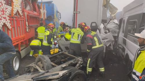 VIDEO Accident cu peste 20 de mașini implicate și trei morți pe o autostradă din Spania/ Două dintre victime erau fani Sevilla/ Echipa va juca în doliu/ Mai multe persoane sunt rănite grav