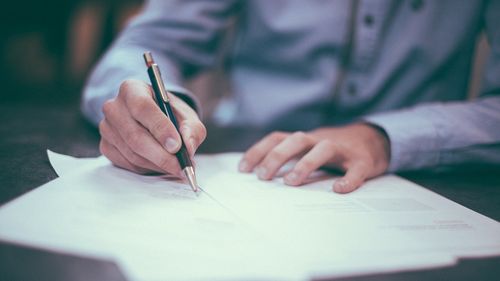 Fosta directoare a Casei Corpului Didactic Bihor, trimisă în judecată / E acuzată că ar fi schimbat nota unui candidat la funcția de director de școală