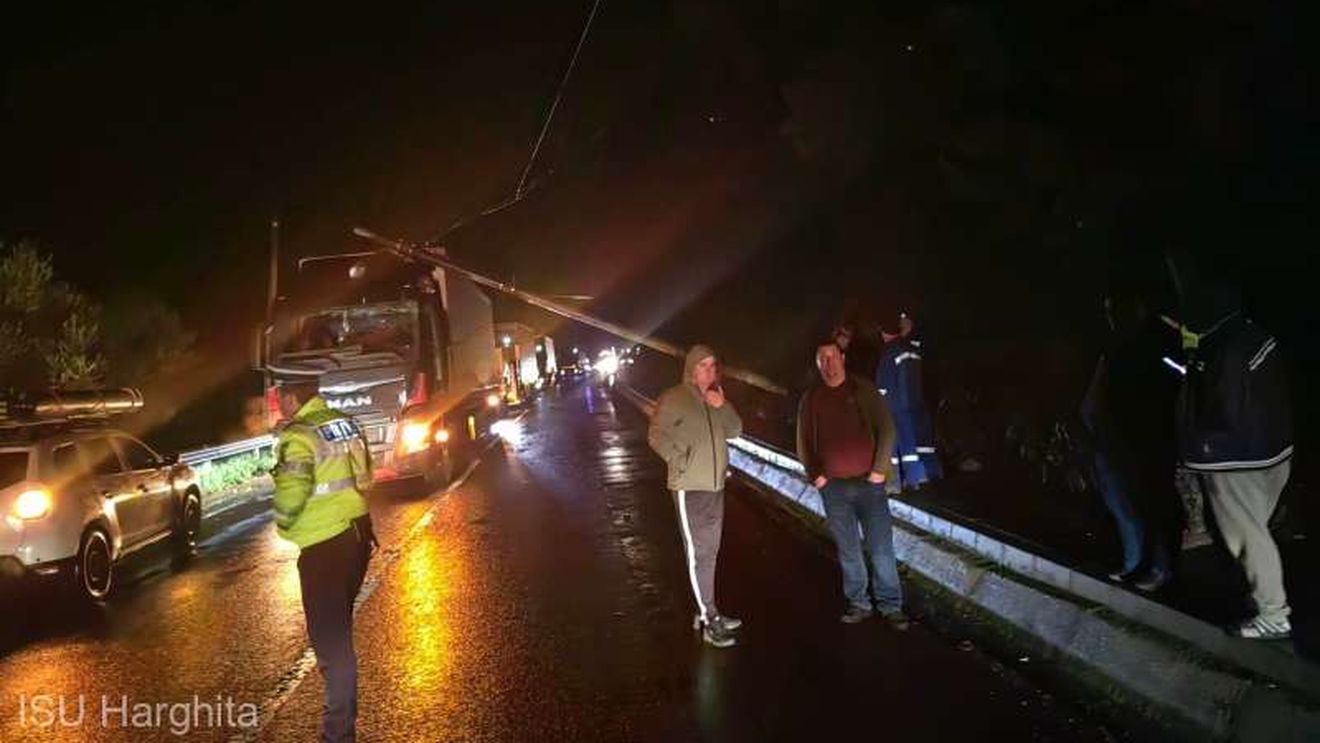 UPDATE Harghita: Un stâlp de electricitate a căzut pe un autocamion în Topliţa / Circulaţia pe DE 578 a fost reluată