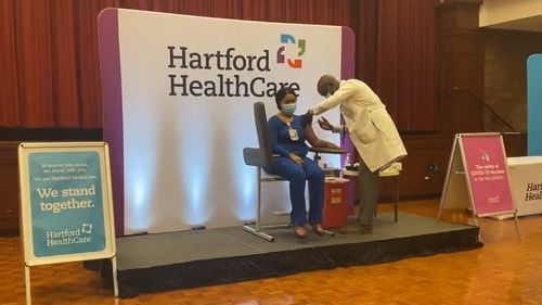 Prima persoană vaccinată împotriva COVID cu vaccinul companiei Moderna: o infirmieră de la terapie intensivă din Connecticut