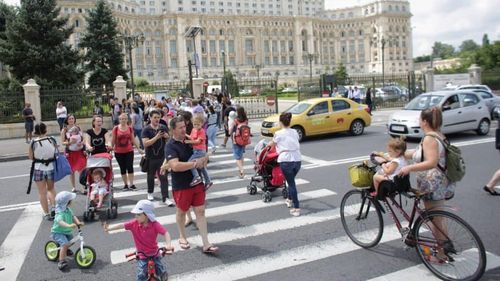 VIDEO Manifestație inedită la Parlament: ”Părinții spun STOP penalilor! Protest pe trecerea de pietoni”
