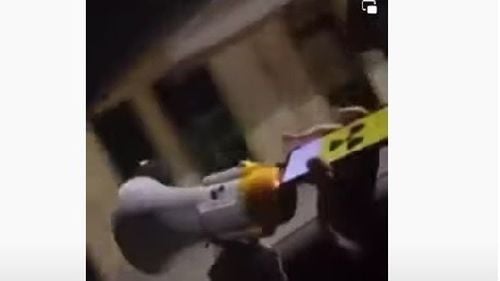 VIDEO Poliția s-a sesizat după ce doi tineri din Sighetu Marmației s-au plimbat prin oraș cu un megafon din care se auzea sunetul unei sirene de război amuzându-se că ”ne atacă Rusia”