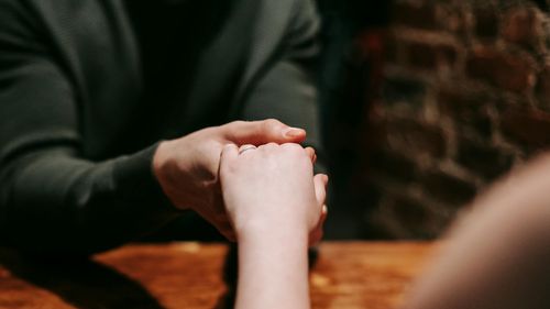 Sărutarea mâinii unei femei poate constitui agresiune sexuală, a hotărât o instanță spaniolă