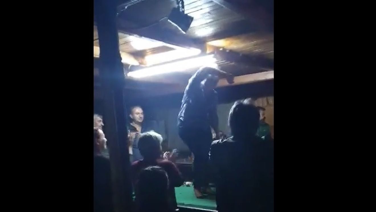 VIDEO O primăriță PSD realeasă în Bihor a sărbatorit în bar, dansând pe masa de biliard