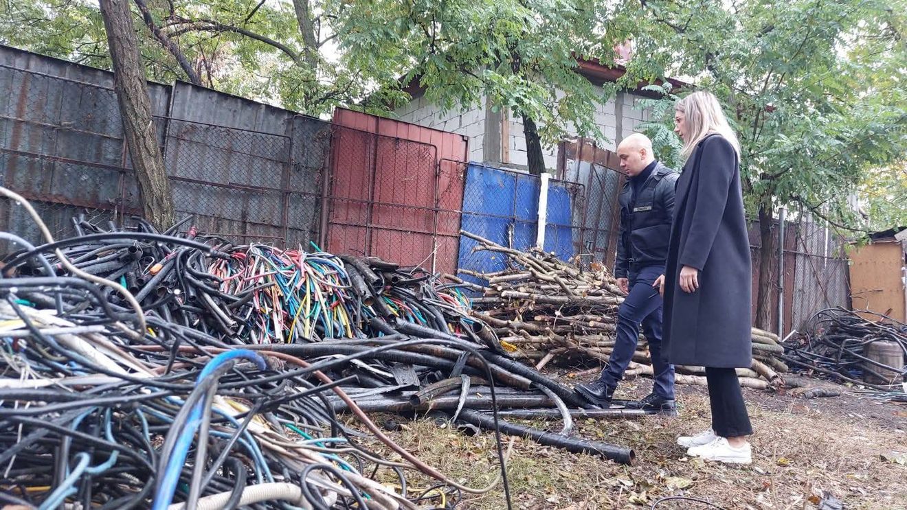 Descinderi ale Gărzii de Mediu, împreună cu poliția și jandarmeria în comuna Sintești, devenită celebră pentru arderile de deșeuri / Ministra Diana Buzoianu a participat la acțiune / UPDATE: Amenzi de 225.000 de lei şi 72 de tone de deşeuri confiscate