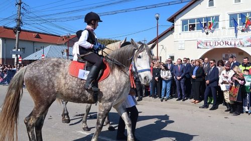 Sărbătoare inedită a comunităţii bulgare din Târgovişte: "Paştele Cailor", celebrat în prezența vicepreședintei Bulgariei