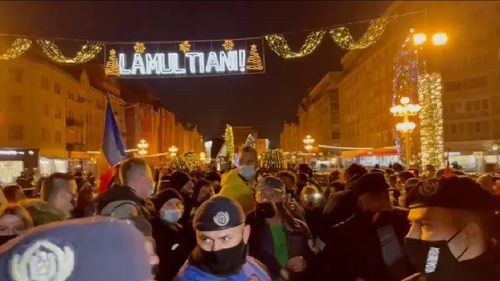 Timișorenii nu l-au lăsat pe George Simion să aprindă lumânări în memoria Revoluției pe treptele Catedralei, unde au murit primii eroi în 16 decembrie 1989. Ei l-au acuzat că are în partid militari care au tras în revoluționari