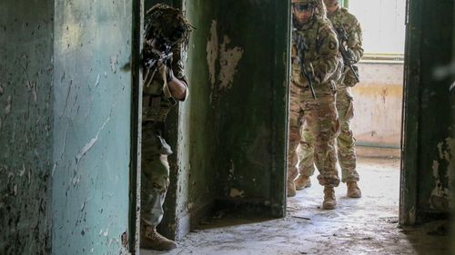 Exercițiu militar: Soldații americani demonstrează pregătirea de luptă la distanță scurtă, în România