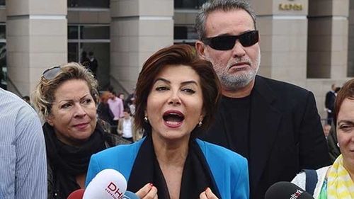 O cunoscută jurnalistă din Turcia, plasată în arest preventiv pentru ”insultă adusă preşedintelui” / Sedef Kabas, la o emisiune TV: Boul nu devine rege intrând în palat, dar palatul devine staul