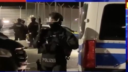 Alertă în Aeroportul din Hamburg: Un bărbat a trecut cu mașina peste bariera de securitate ajungând în zona pistei. Un copil a fost luat ostatic / Zeci de zboruri afectate, aeroportul fiind închis