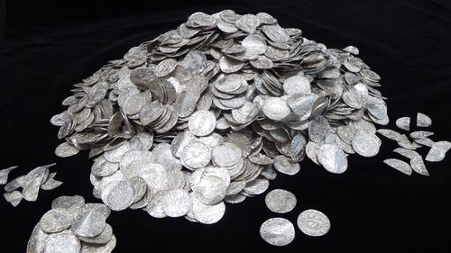 O comoară de 2.500 de monede de argint, îngropată timp de o mie de ani, a fost vândută pentru suma record de 5 milioane de euro
