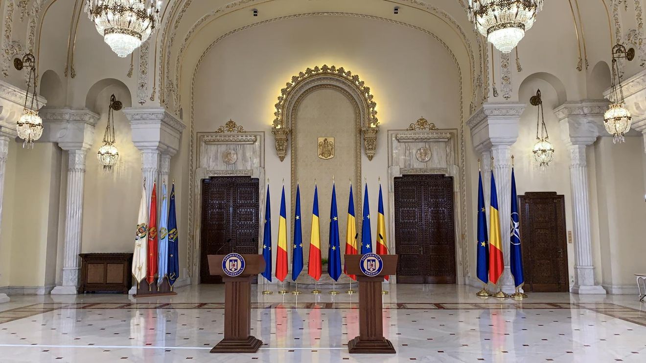 FOTO La Cotroceni s-au pregătit două pupitre pentru declarații: al președintelui Iohannis și al viitorului premier