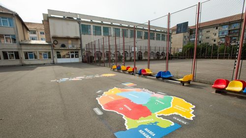 Primăria Sibiu implementează jocurile Playform în curtea școlii, pentru a-i încuraja pe copii să renunțe la telefoanele mobile