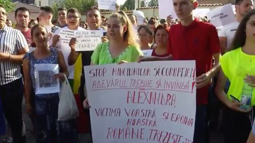 Încă un protest la Caracal: manifestanții au pornit în marș prin centrul orașului și scandează ”Alexandra a sunat/ Nimeni nu a acționat”