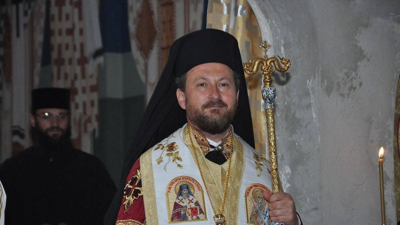 Fostul episcop al Huşilor, condamnat la 8 ani de închisoare pentru viol și agresiuni sexuale, ridicat de poliţişti din localitatea Agapia și transferat la Penitenciarul Bacău, unde își va executa pedeapsa