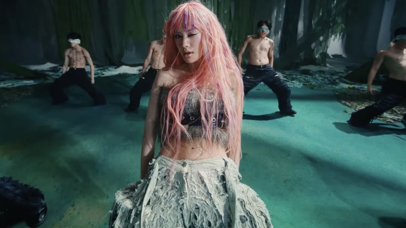 Vedeta K-pop Nana a imobilizat un hoţ / Ea se afla acasă, iar hoțul a fost prins cu ajutorul mamei acesteia / Ambele au fost internate cu răni
