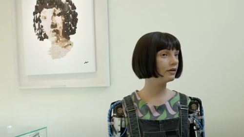 O operă de artă realizată de un robot s-a vândut cu un milion de euro, de șapte ori mai mult decât estimările