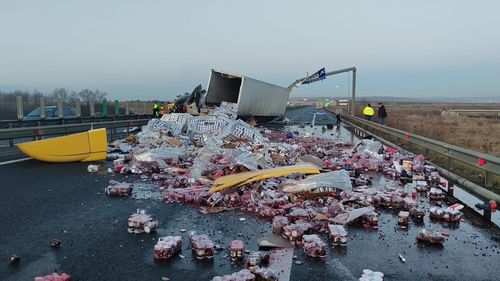 Trafic deviat de pe Autostrada A1 Sibiu-Deva pe DN7, în urma unui accident / Șoferul unui autocamion a decedat