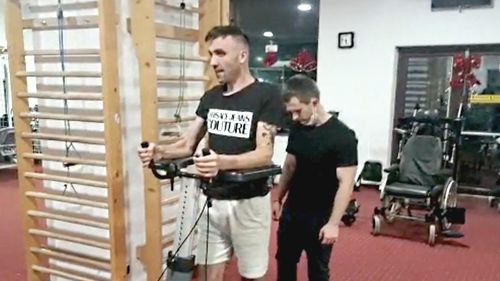 Tetraplegic după un plonjon în piscină, un tânăr reușește să meargă din nou (P)
