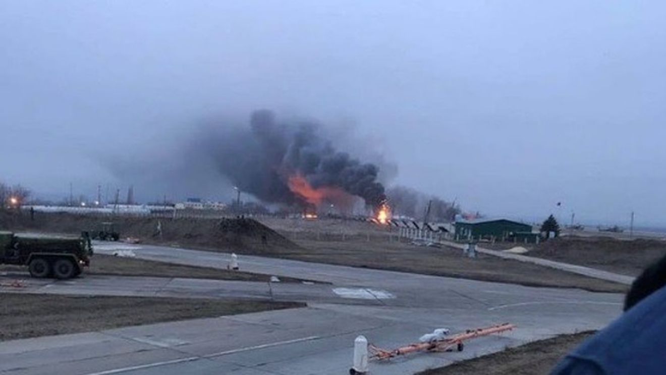 VIDEO Premieră în războiul declanșat de Putin: Ucraina susține că a bombardat avioane rusești într-o bază militară din Rusia