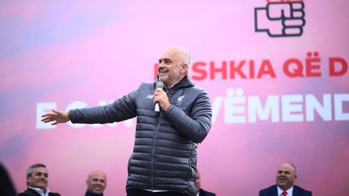 VIDEO Mai mulți răniți la protestele antiguvernamentale de la Tirana/ Polițiștii, atacați cu cocteiluri Molotov