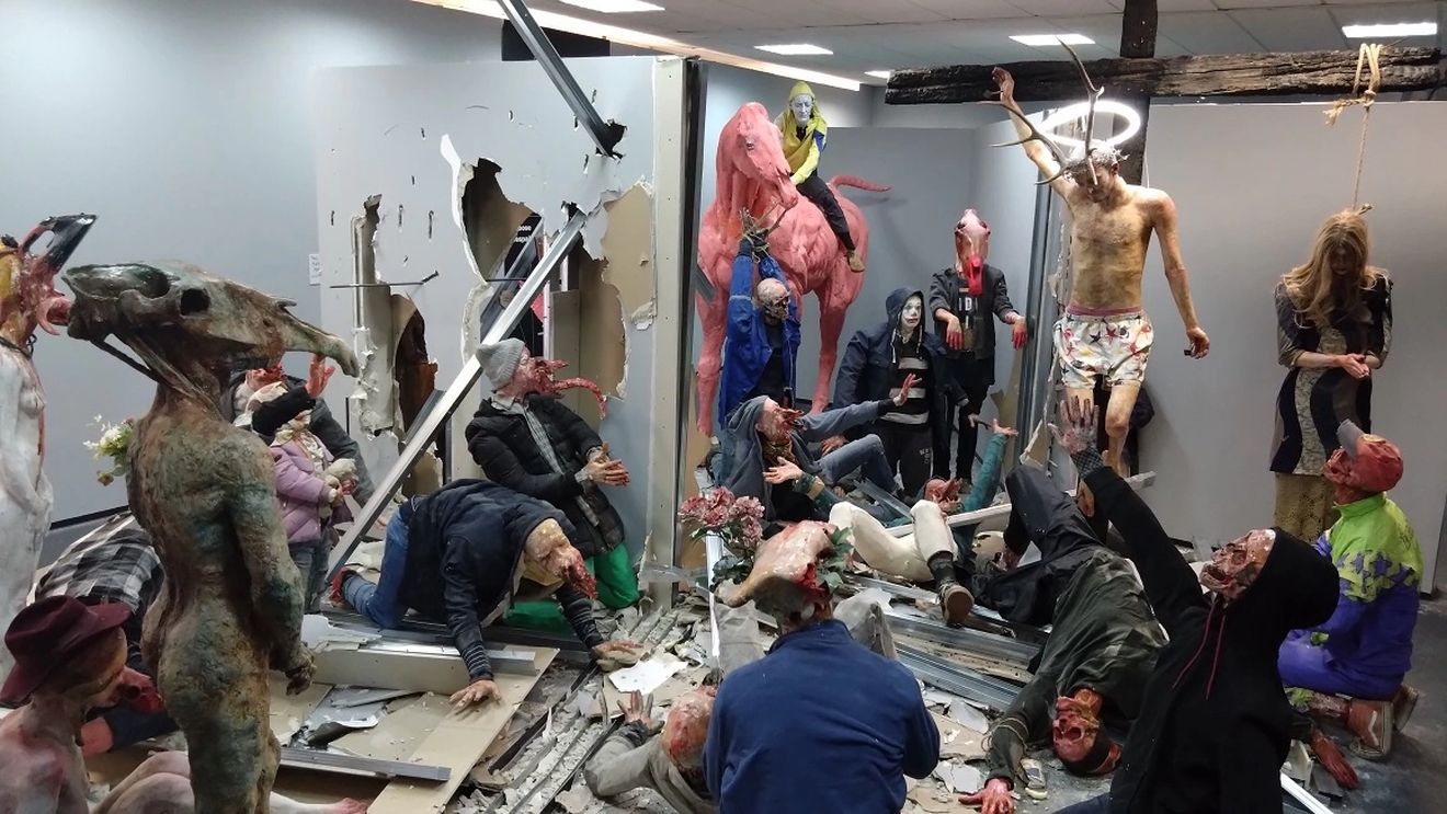 Scena 9: CNCD a dat trei amenzi pentru o expoziție cu Iisus în boxeri printre „zombi”
