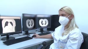 VIDEO Medic din Timişoara: „Am observat o diferenţa însemnată, din punct de vedere imagistic, între plămânii unui pacient vaccinat împotriva SARS-CoV-2 şi cei ai unui pacient nevaccinat” / La pacienţii vaccinaţi „nu există afectare pulmonară”