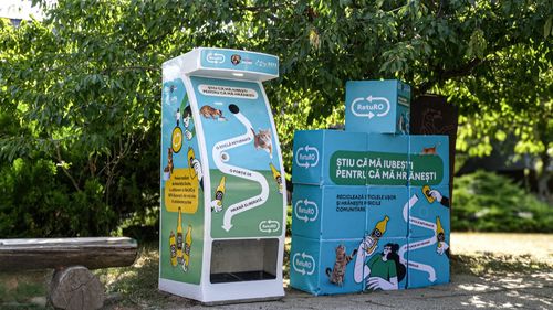Reciclezi, iar pisicile străzii mănâncă: Proiectul ecologic care schimbă viața felinelor din București / 10 noi automate de hrană pentru pisici, instalate în Capitală (VIDEO)