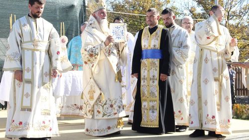 Mitropolia Olteniei va aşeza un monument pe locul în care Sfântul Calinic a oprit urcarea femeilor la Mănăstirea Frăsinei
