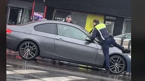 Cum explică Poliția Rutieră un video viral pe Tik Tok cu polițistul care s-a urcat pe capota unei mașini oprite în trafic