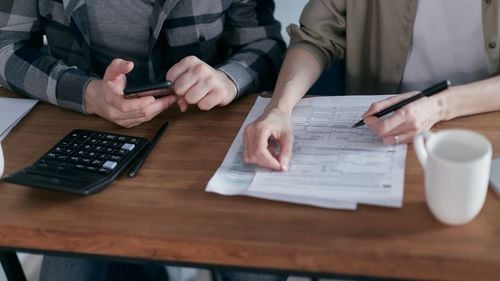 Comasarea școlilor poate duce la cheltuieli mai mari pentru Guvern, nu la economii - analiză Edupedu.ro