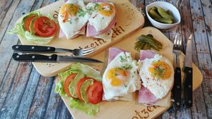 Cât de multă proteină este prea multă? 6 semne că ar trebui să reduci consumul, potrivit dieteticienilor