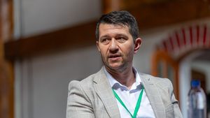 Zeci de elevi prezenți la Bacalaureat, ținuți să aștepte în clase peste două ore după terminarea probei de română, ca să le fie scanate lucrările la unele centre de examen / Președintele comisiei naționale: Elevii au scris un număr foarte mare de pagini