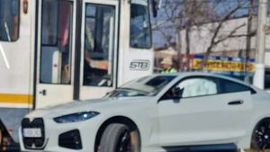 Cântărețul Lino Golden, implicat într-un accident rutier în București. Ar fi intrat cu mașina într-un tramvai