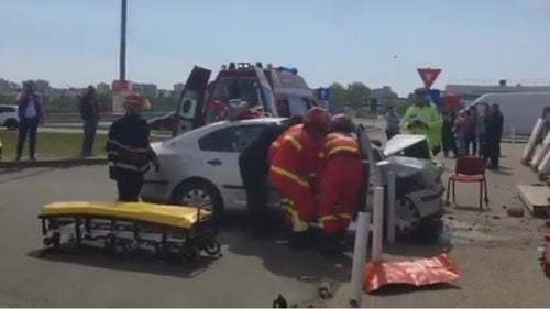 Două femei au ajuns la spital după ce au intrat cu mașina în stâlpii din parcarea unui magazin de bricolaj din Constanța