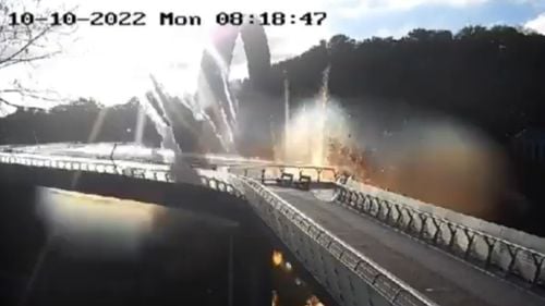 VIDEO Podul Prieteniei dintre Popoare din Kiev a fost bombardat de ruși