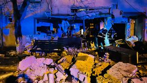 VIDEO / UPDATE O nouă explozie puternică într-un apartament din orașul Buftea / Blocul riscă să se prăbușească / S-a dispus evacuarea persoanelor din imobil și a populației pe o rază de 50 de metri