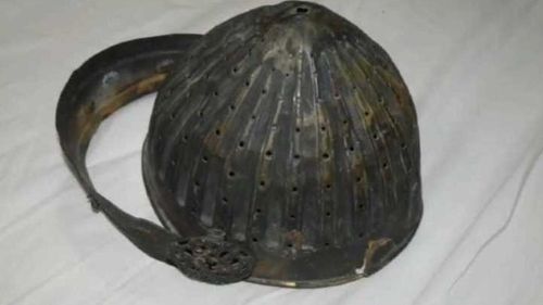 Un coif, turban turcesc cu diademă, găsit de polițiștii în locuința unui bărbat care încerca să îl vândă pe internet cu 5000 de lei