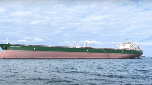 Oraşul Anapa din Crimeea, plasat în stare de urgenţă din cauza unei marei negre în urma naufragiului petrolierelor ruseşti Volgoneft-212 şi Volgoneft-239 la Marea Neagră. Un al treilea petrolier anunţă pierderi de carburant în mare