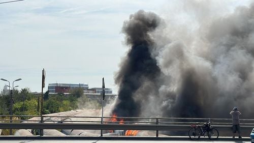 VIDEO Incendiu la vagoane dezafectate, aflate între Podul Grant și Podul Basarab